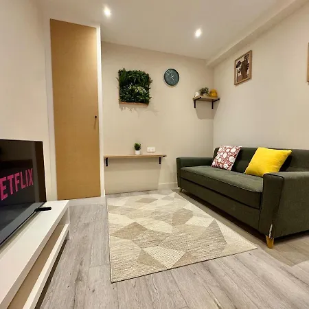 T2 Renove - 4p - 1min Rer A - 20min Paris Apartament *